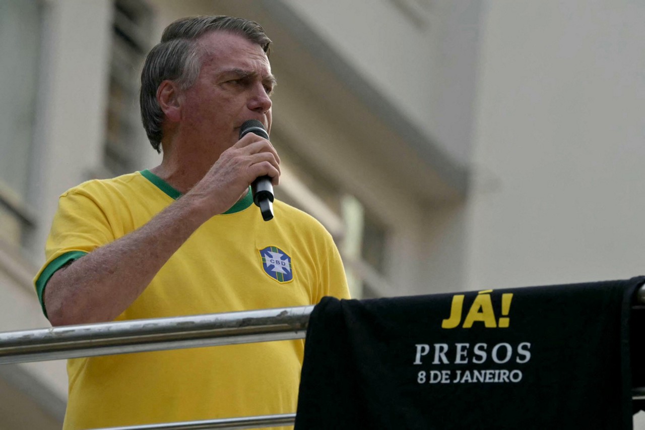 O ex-presidente brasileiro Jair Bolsonaro fala com apoiadores em ato na Avenida Paulista, em São Paulo. 