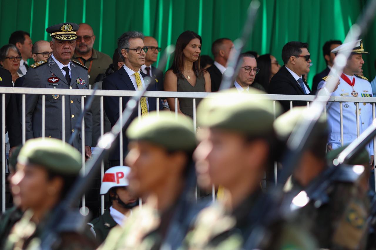 Zema assistiu ao desfile de 7 de setembro na avenida Afonso Pena