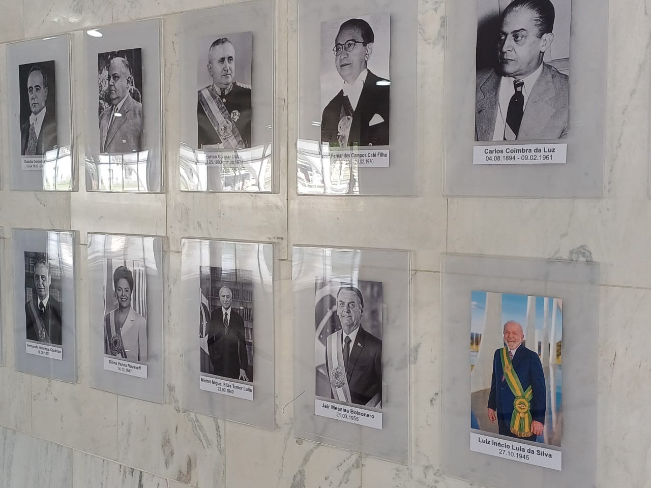 A galeria de imagens dos presidentes da República, situada no térreo do Palácio do Planalto, foi reaberta nesta quarta-feira (6).

