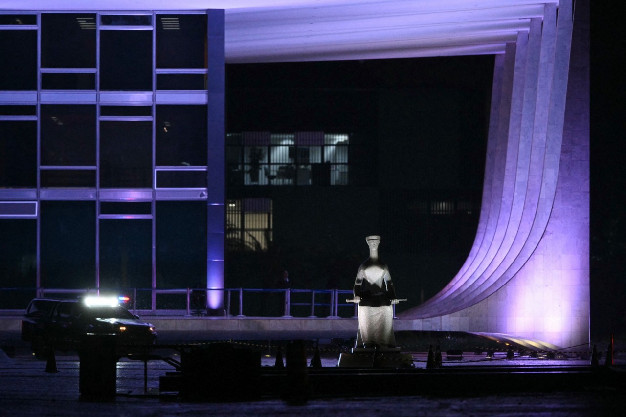 A praça dos Três Poderes fechada e com policiamento ostensivo após as explosões registradas na noite de quarta-feira (14). 