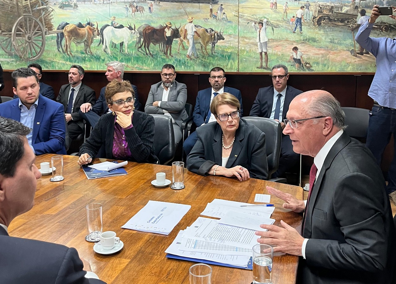 Vice-presidente Geraldo Alckmin se encontra com representantes da Frente Nacional de Prefeitos