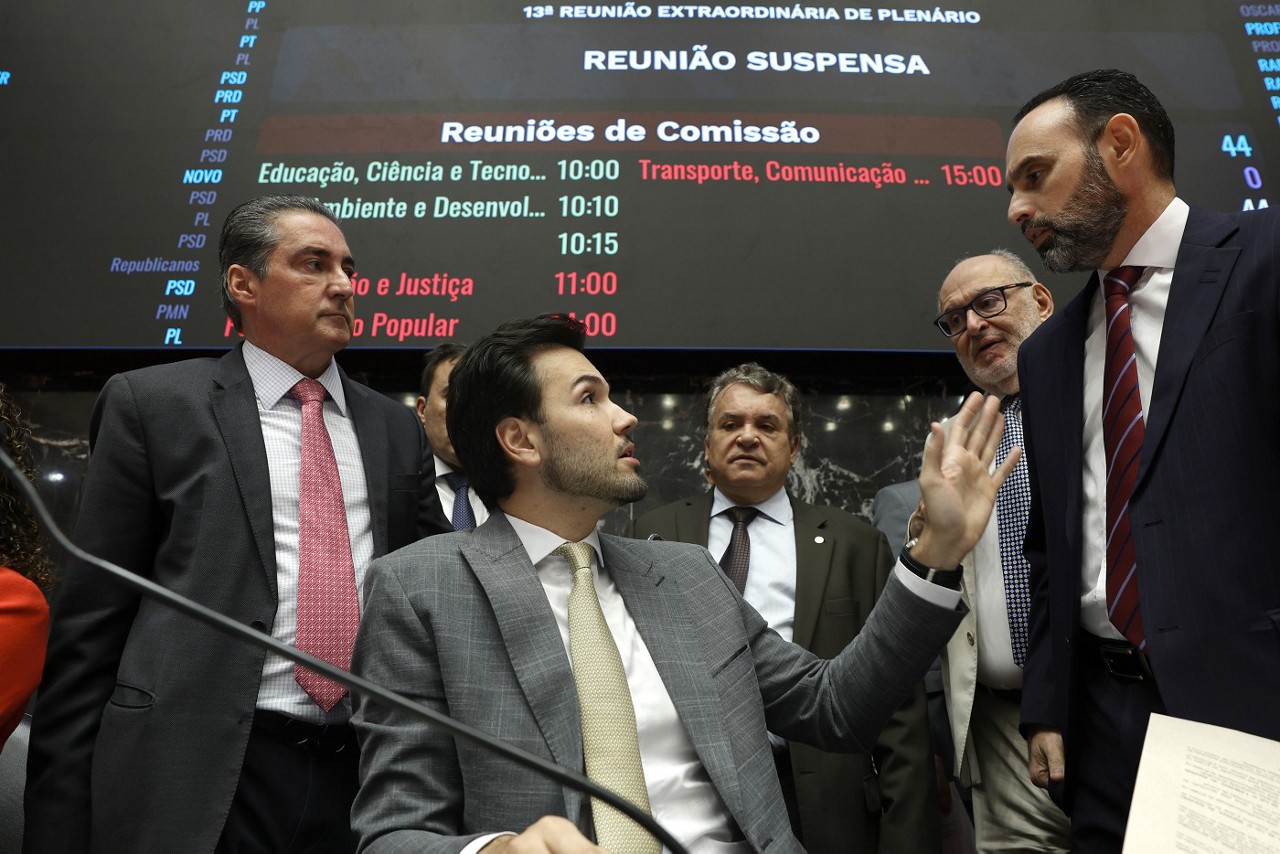 O presidente Tadeu Leite (MDB, centro), o Tadeuzinho, o líder do governo Zema, João Magalhães (MDB, à esq.), e o líder da oposição, Ulysses Gomes (PT, à dir.), durante a votação da proposta nesta quinta (29 de maio)