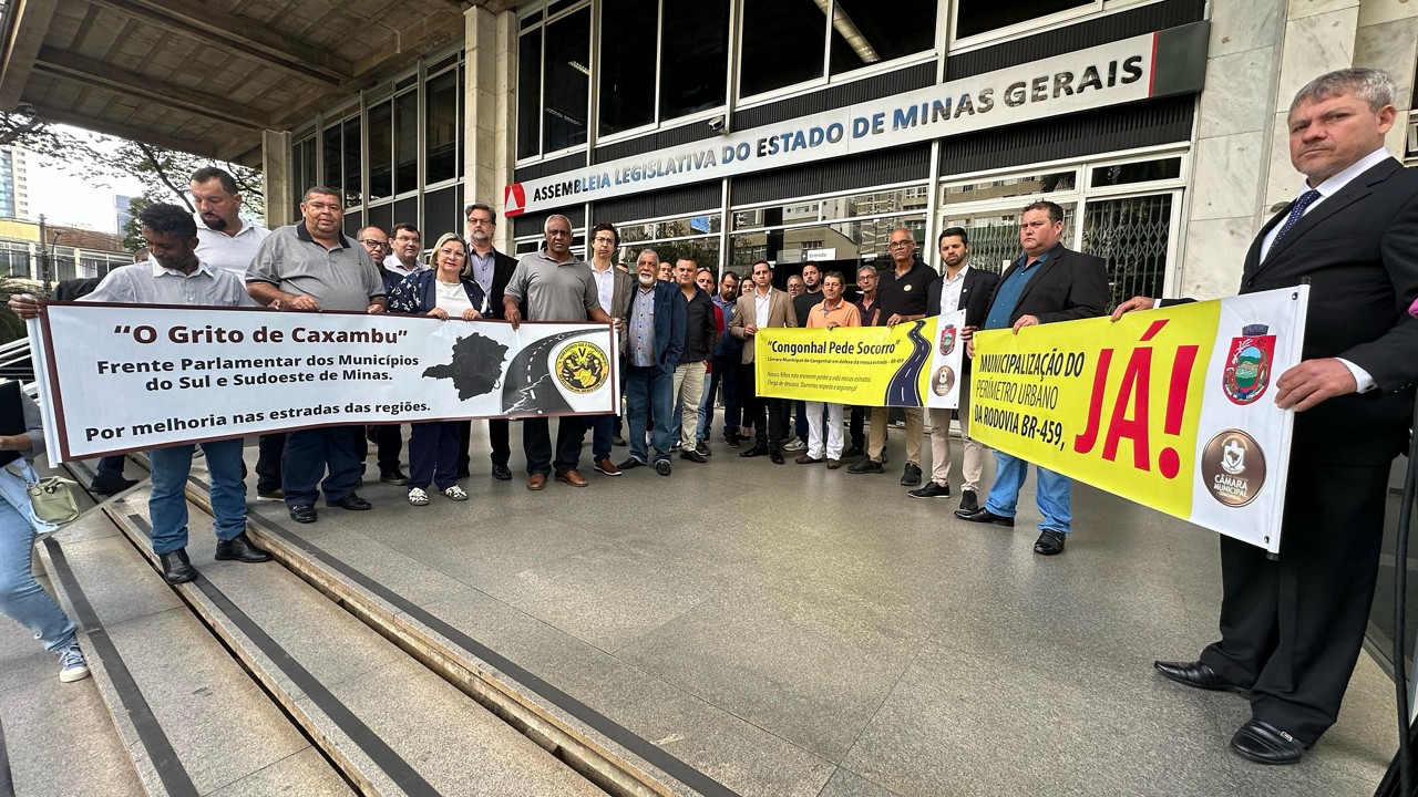 Representantes da Frente Parlamentar dos Municípios (FPM) protestam em frente ao prédio da ALMG