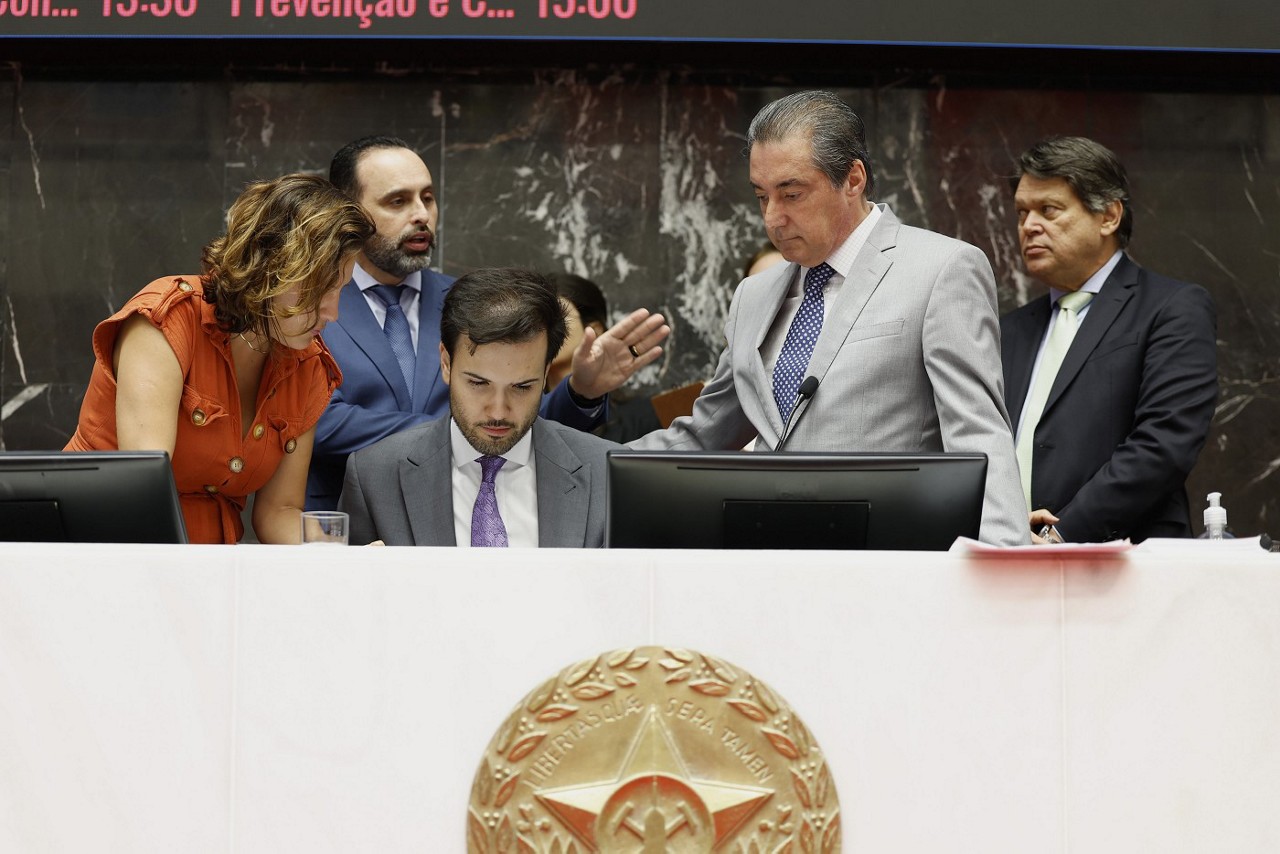 Deputados Bella Gonçalves (PSOL/MG), Ulysses Gomes (PT/MG), Tadeu Leite (MDB/MG), presidente da Casa, João Magalhães (MDB/MG) e Zé Guilherme (PP/MG) 