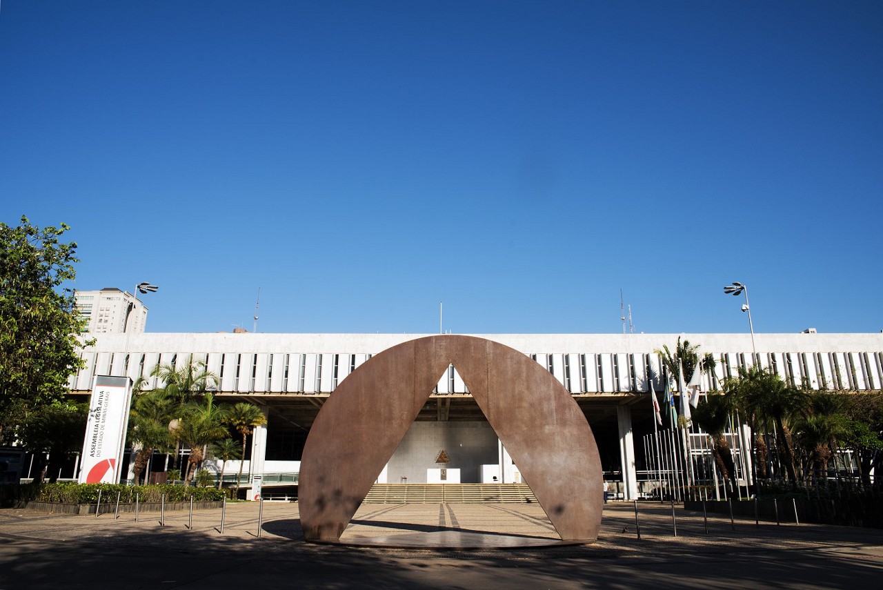 A entrada da Assembleia Legislativa de Minas Gerais via Praça Carlos Chagas, também conhecida como Praça da Assembleia