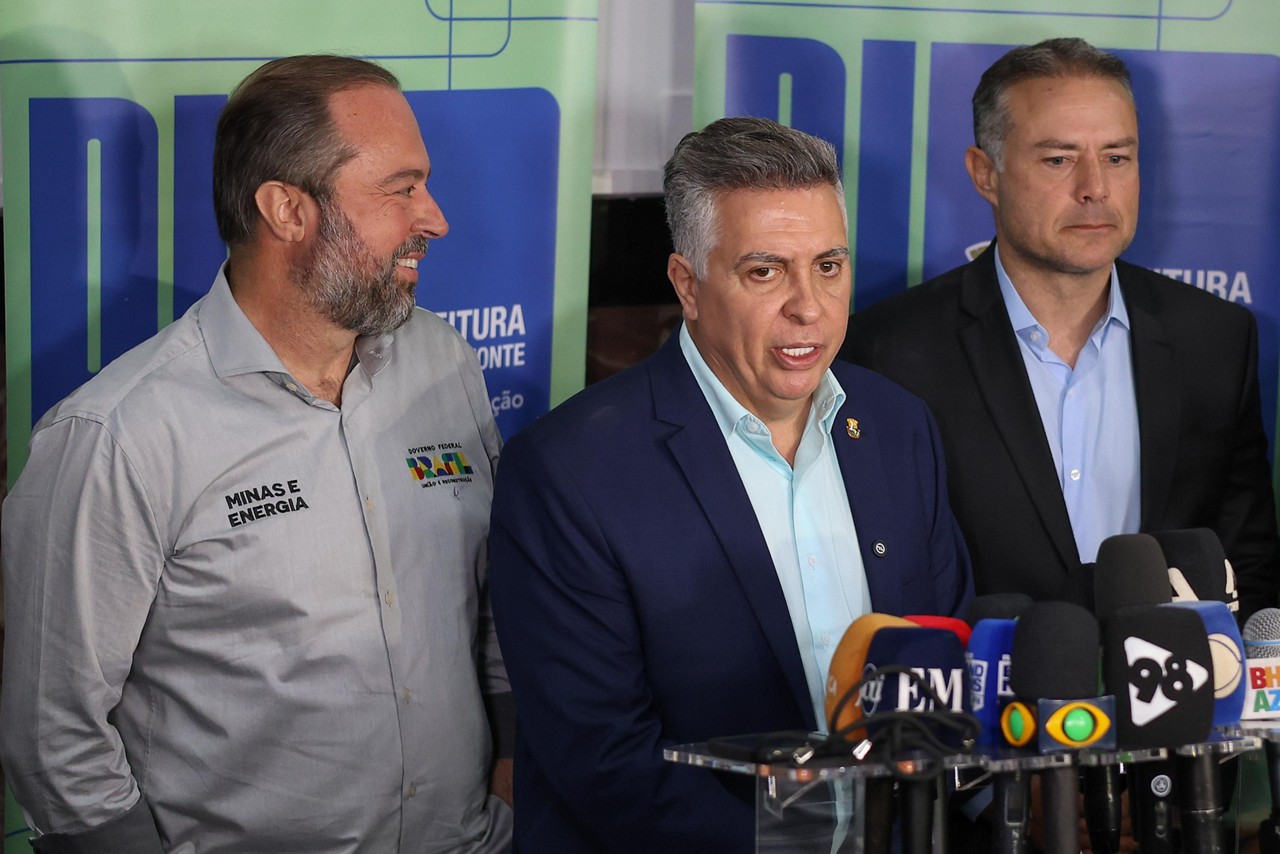 O prefeito em exercício de Belo Horizonte, Álvaro Damião, ao centro, e os ministros de Minas e Energia, à esquerda, e dos Transportes, Renan Filho, à direita