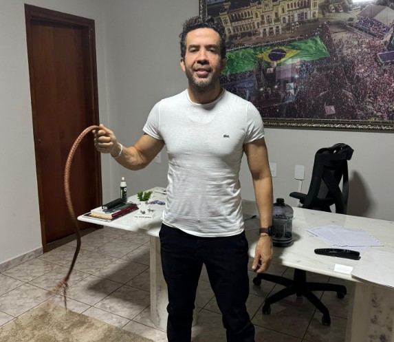 Deputado federal mineiro André Janones segura um chicote nas redes sociais