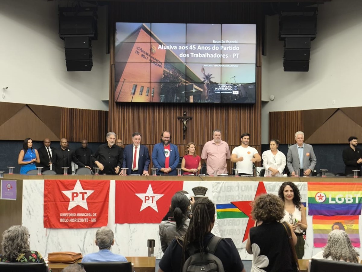 A solenidade na CMBH reuniu lideranças como o ex-governador Fernando Pimentel e os deputados federais Patrus Ananias e Rogério Correia
