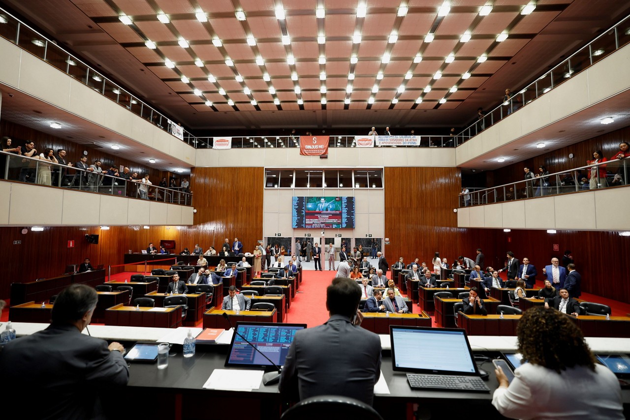 Votação da Artemig foi suspensa diversas vezes para que líderes elaborassem substitutivo contemplando propostas da oposição e do governo