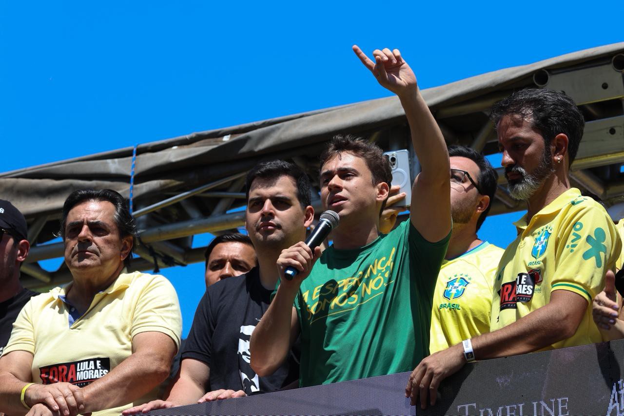 Nikolas discursa durante atos em defesa do ex-presidente Jair Bolsonaro (PL), na Praça da Liberdade, em Belo Horizonte 