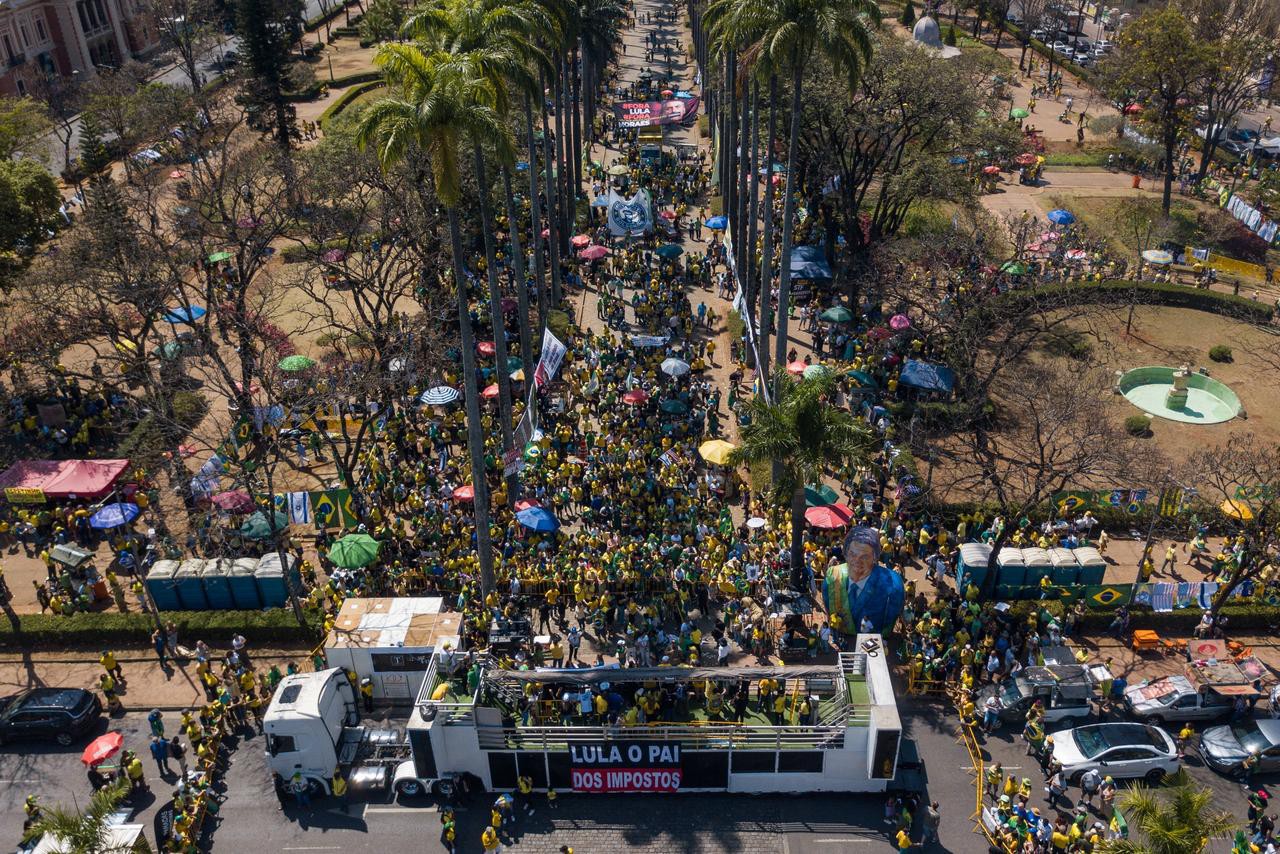 Em discurso aos manifestantes na Praça da Liberdade, Nikolas defendeu candidatura de Bolsonaro