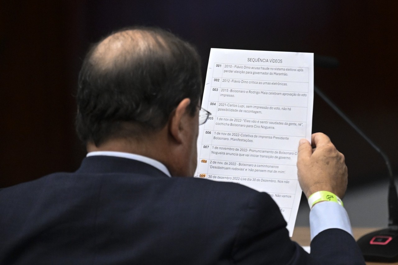 Celso Vilardi, advogado do ex-presidente Jair Bolsonaro, segura lista de vídeos que seriam exibidos durante o julgamento no Supremo Tribunal Federal, nesta terca-feira, 10 de junho de 2025. 
