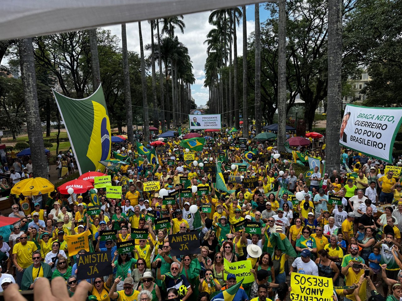 Manifestantes se reúnem na Praça da Liberdade, em prol de Jair Bolsonaro