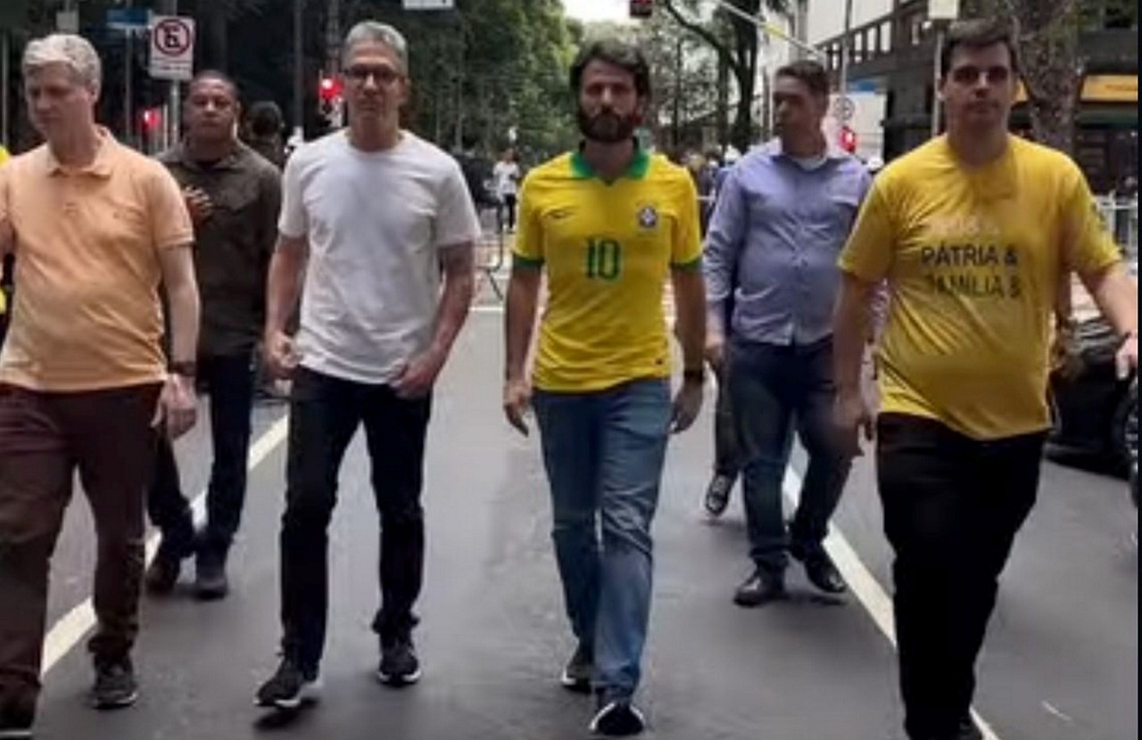 Marcel Van Hatten, Romeu Zema, Marcelo Aro e Bruno Engler a caminho de ato de Bolsonaro