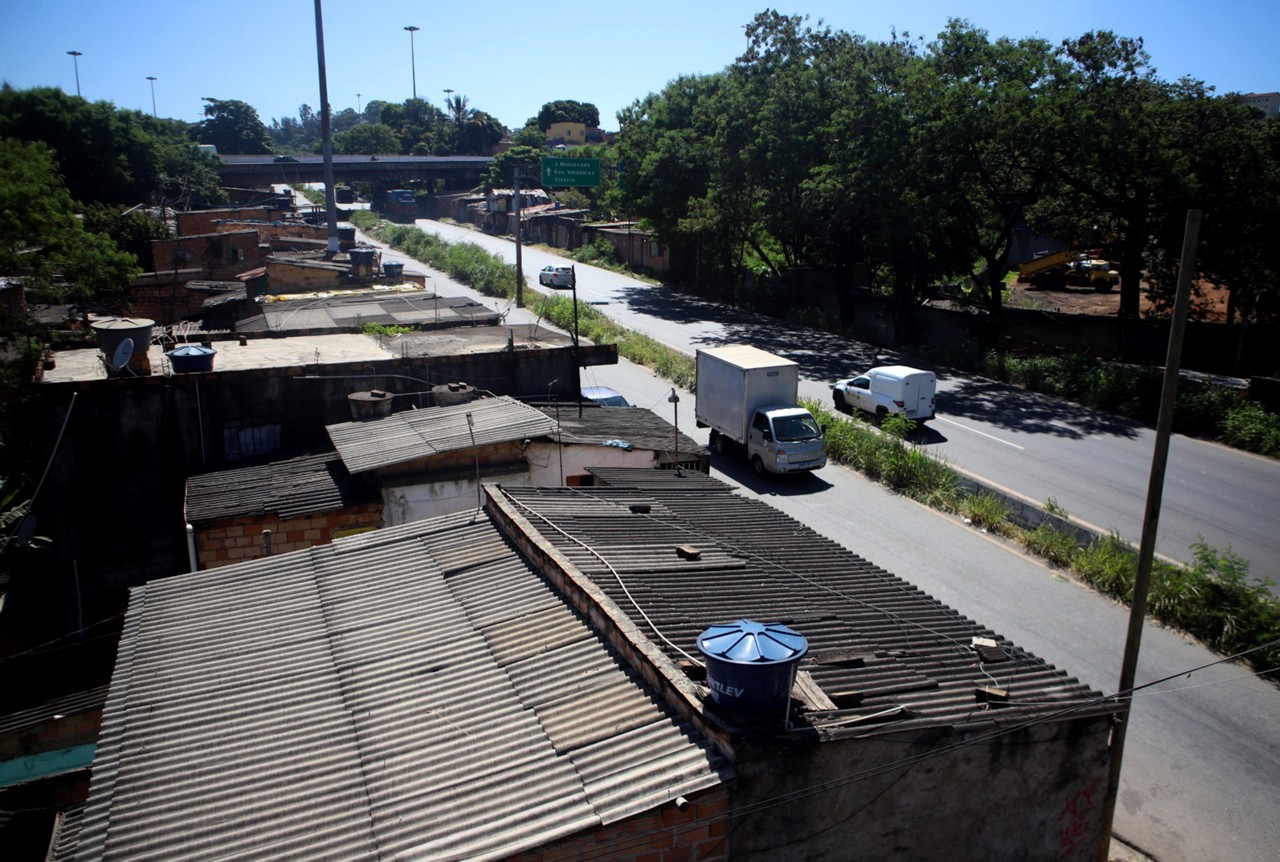 Na Vila da Luz, em BH, moradias foram construídas a centímetros da pista da BR-381; para sair de casa, moradores disputam espaço com fluxo intenso de veículos