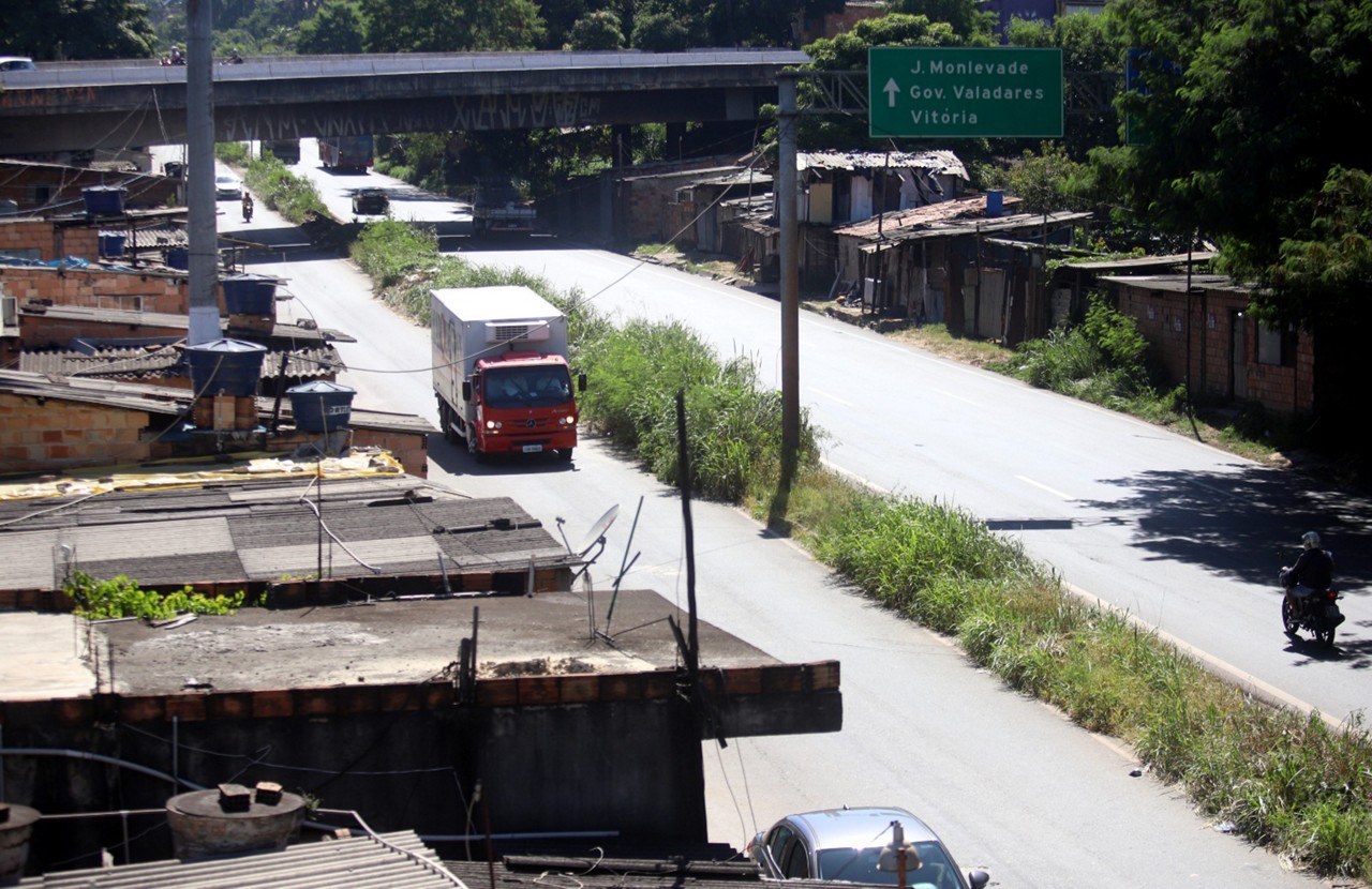 Na Vila da Luz, em BH, moradias foram construídas a centímetros da pista da BR-381; para sair de casa, moradores disputam espaço com fluxo intenso de veículos
