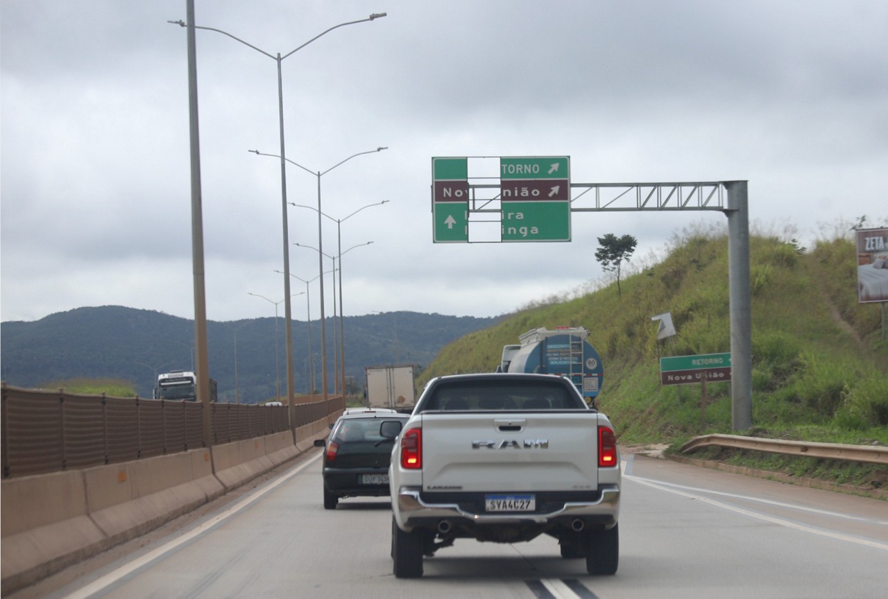 Placa quebrada na BR-381 ao término do prazo de 100 dias de obras emergenciais anunciado pela concessionária da rodovia
