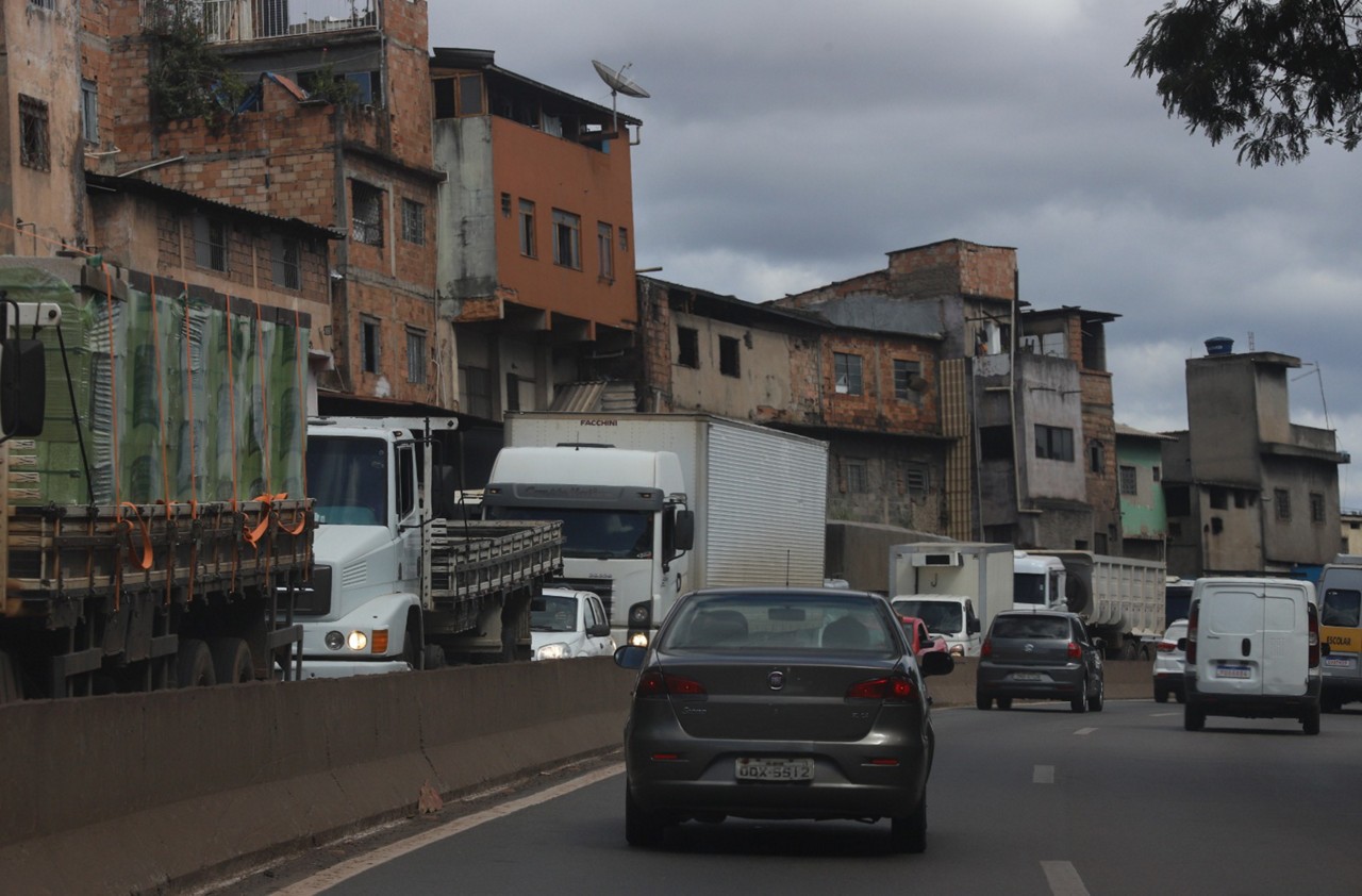 Moradias às margens da pista da BR-381 na saída para Governador Valadares, região leste de Minas Gerais, usada também para o acesso ao Espírito Santo 