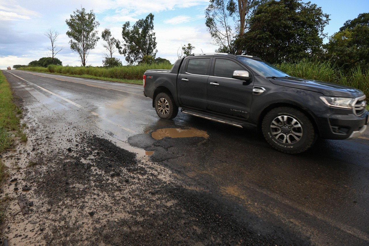 Buraco em trecho da BR-262 entre Araxá e Uberaba, percurso que será assumido por nova concessionária nesta sexta-feira (21 de março)