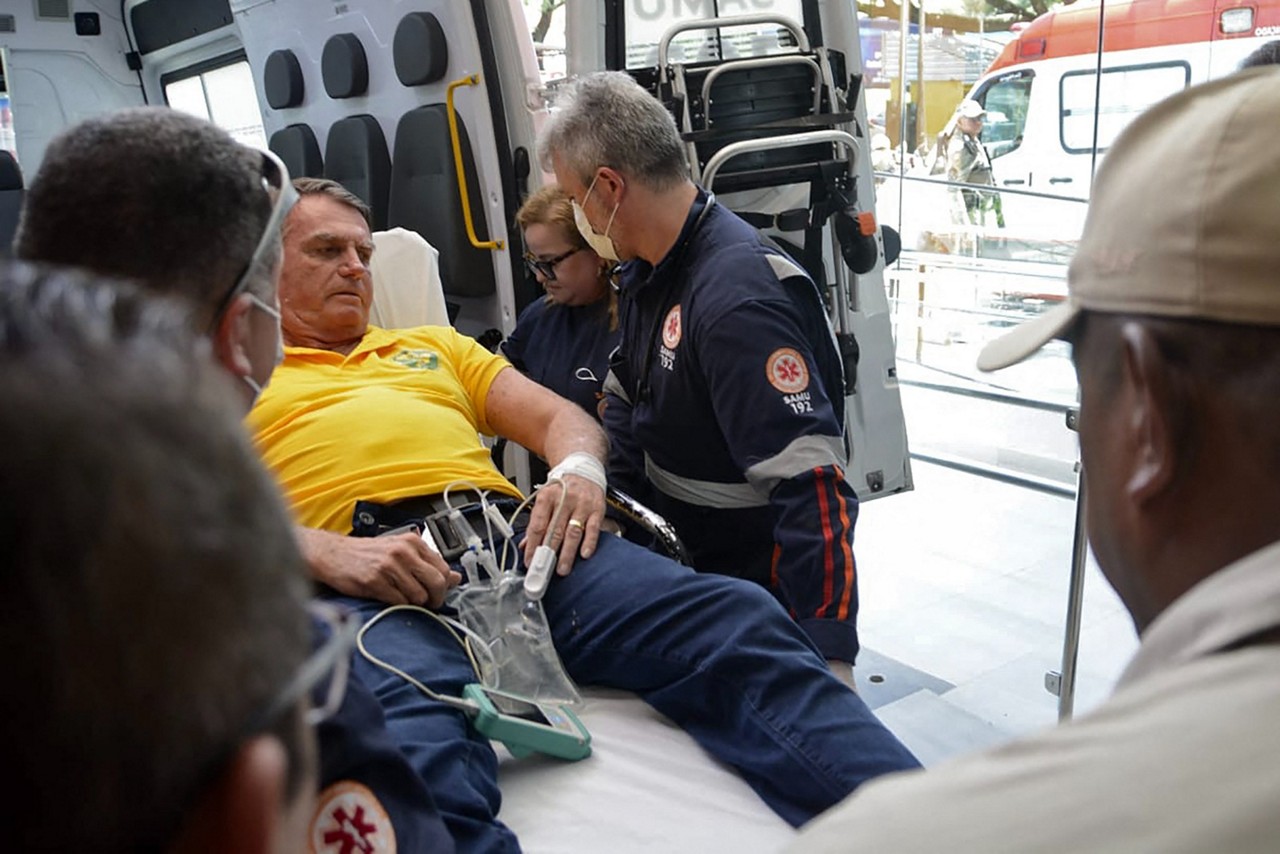 Ex-presidente Jair Bolsonaro ou mal e foi internado em hospital em Natal (RN)