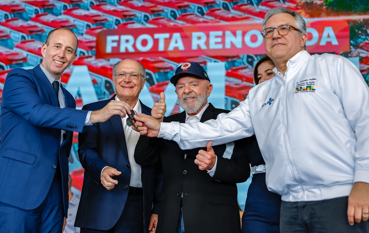 Prefeito de Sorocaba (SP), Rodrigo Manga (à esquerda), participou de cerimônia ao lado do presidente Lula (PT) para entrega de ambulâncias. Também estavam presentes o vice-presidente  Geraldo Alckmin (PSB), e o ministro da Saúde, Alexandre Padilha.