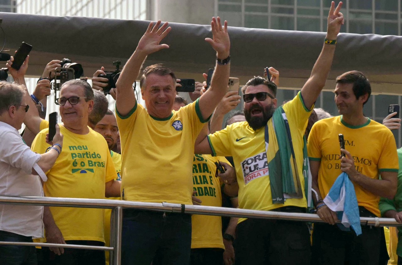 O ex-presidente brasileiro Jair Bolsonaro (centro) comparece a um comício do dia da Independência em São Paulo, Brasil, em 7 de setembro de 2024.
