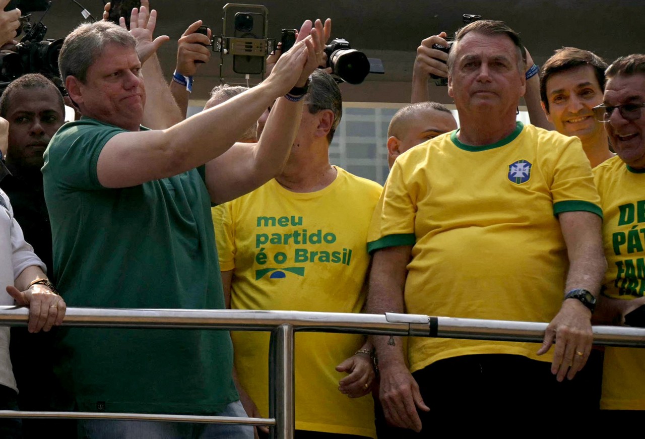 O ex-presidente Jair Bolsonaro participa de ato na Avenida Paulista, em São Paulo, ao lado de apoiadores. 