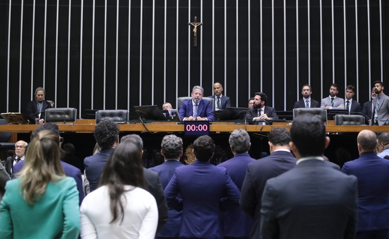 Ato no diário da Câmara dos Deputados permite uso da cota parlamentar para pagamento de despesas com internet nos aeroportos e nos voos e com despacho de bagagem aérea
