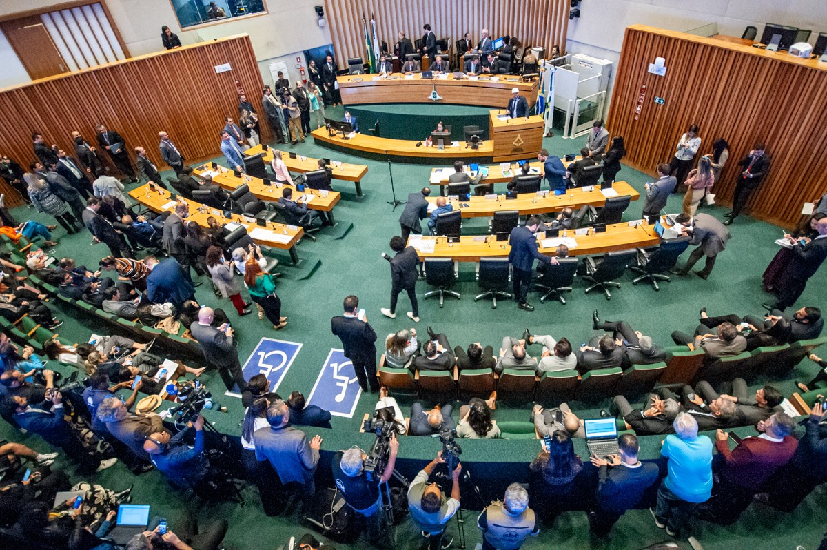 Plenário da Câmara Legislativa do Distrito Federal: Em vez de vereadores e deputados estaduais, o DF tem 24 deputados distritais, que fazem a função de ambos e também têm mandatos de quatro anos