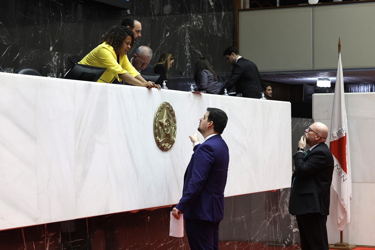O líder da bancada do PL, Bruno Engler, e a 1ª vice-presidente da ALMG, Leninha (PT), durante a reunião em plenário desta terça-feira (11 de fevereiro)