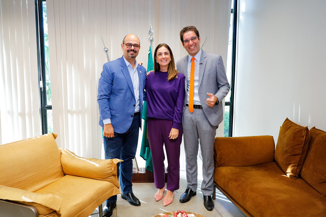 O vice-governador Mateus Simões ao lado da vereadora Fernanda Altoé, presidente interina da Câmara, e do vereador Bráulio Lara, todos do Novo