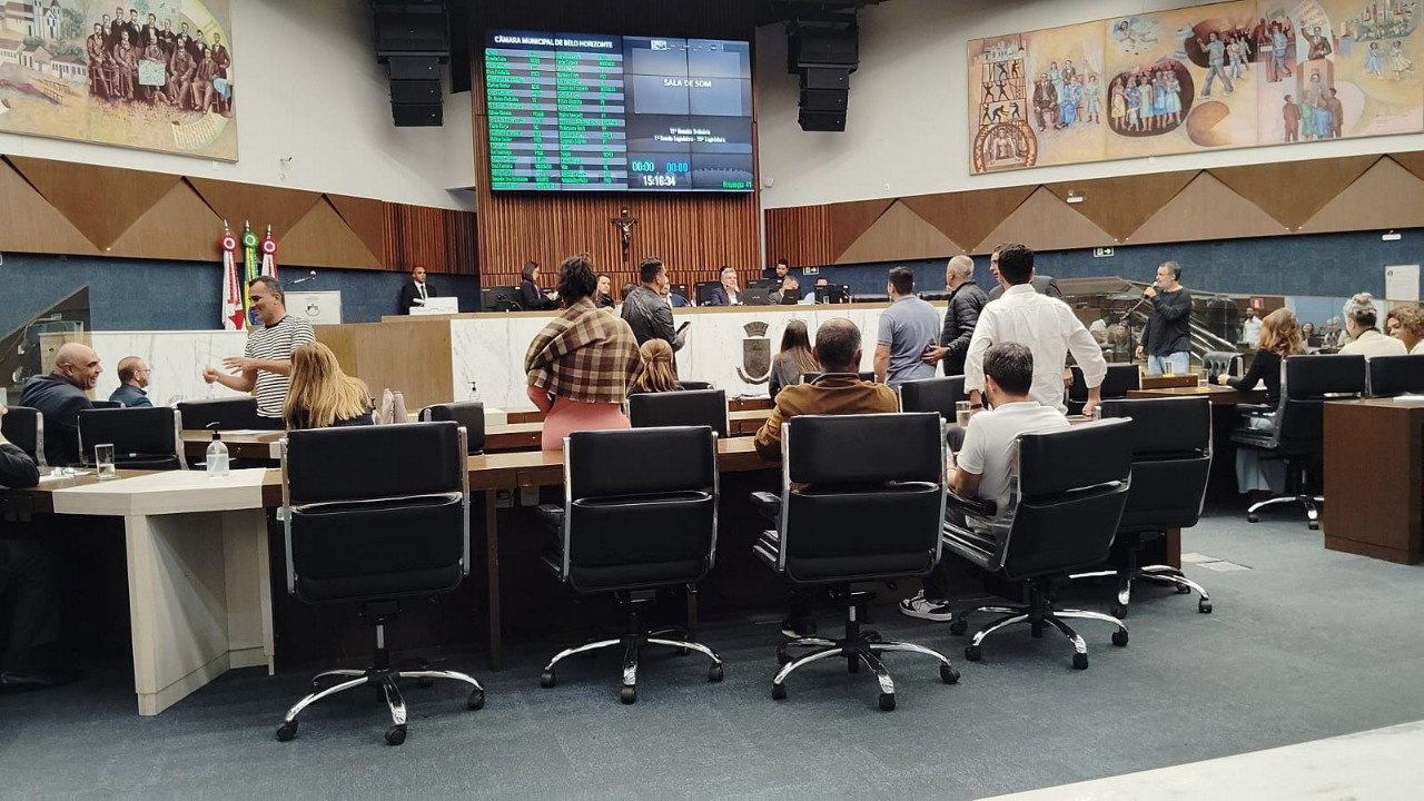 Sessão na Câmara de Belo Horizonte durante vortação de projeto de lei que permite o reuso de livros didáticos na cidade