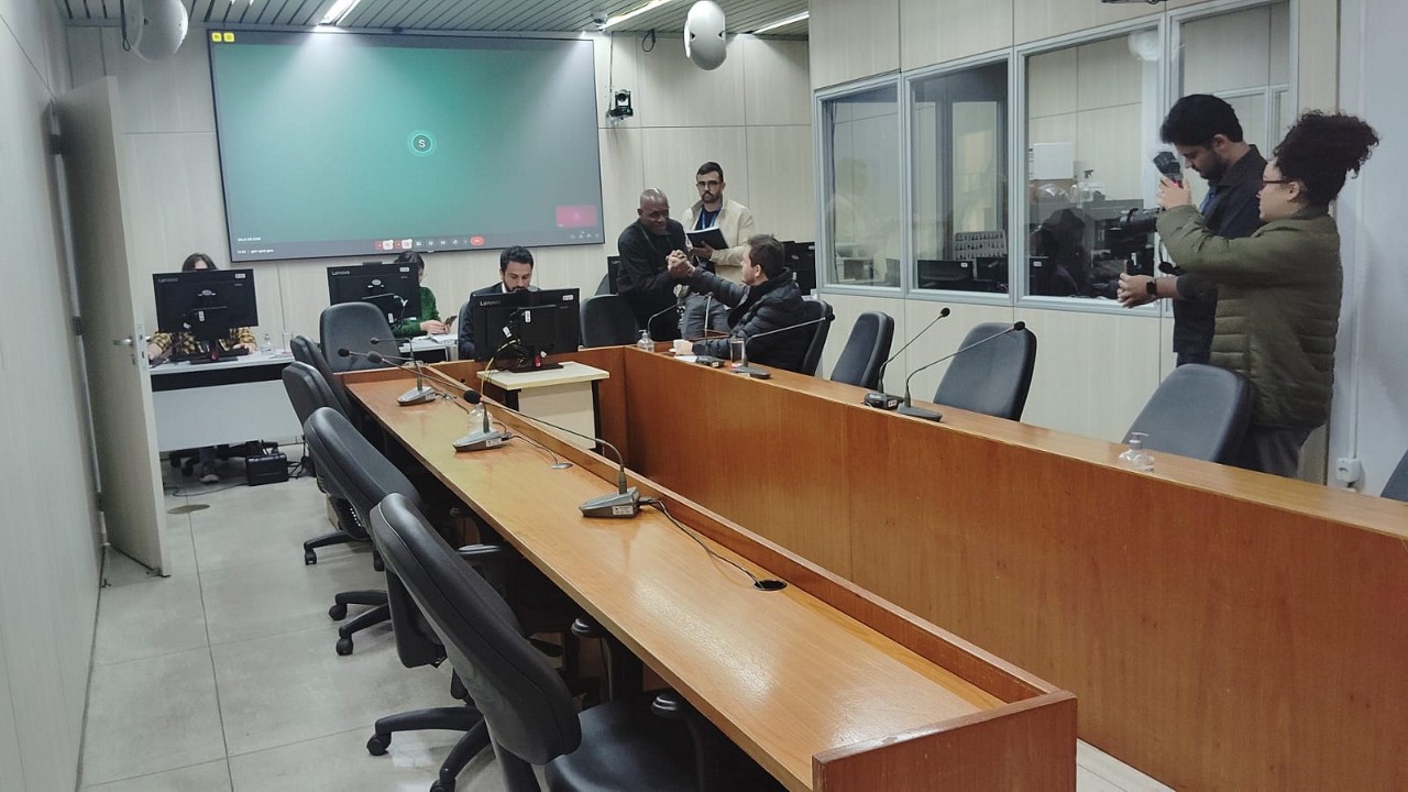Os vereadores Uner Augusto e Vile, ambos do PL, durante reunião da CLJ nesta terça-feira. Os demais parlamentares participaram da sessão de forma remota
