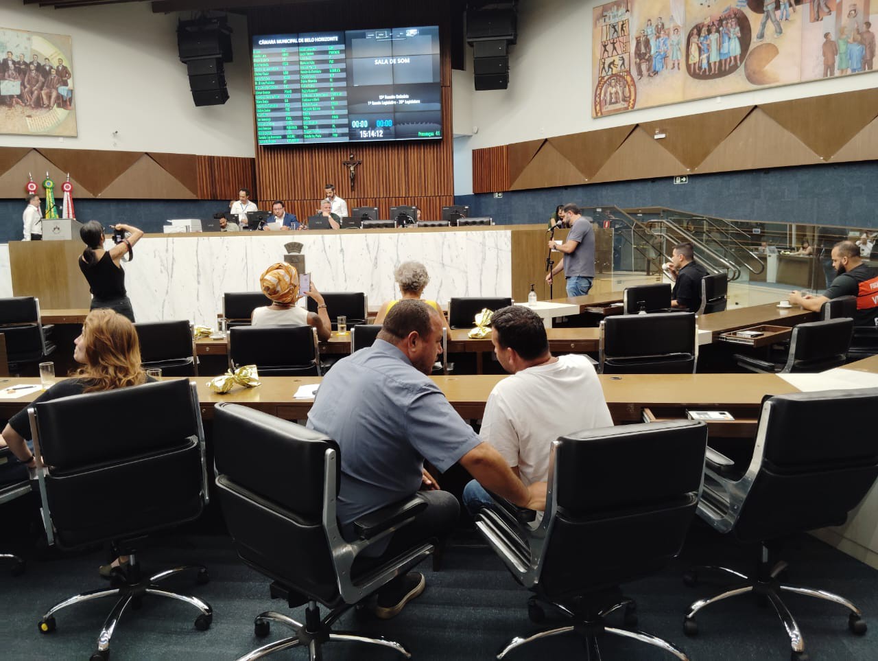 Vereadores da Câmara de Belo Horizonte durante sessão nesta segunda-feira para votação de projeto de lei que recompõe o orçamento da Casa