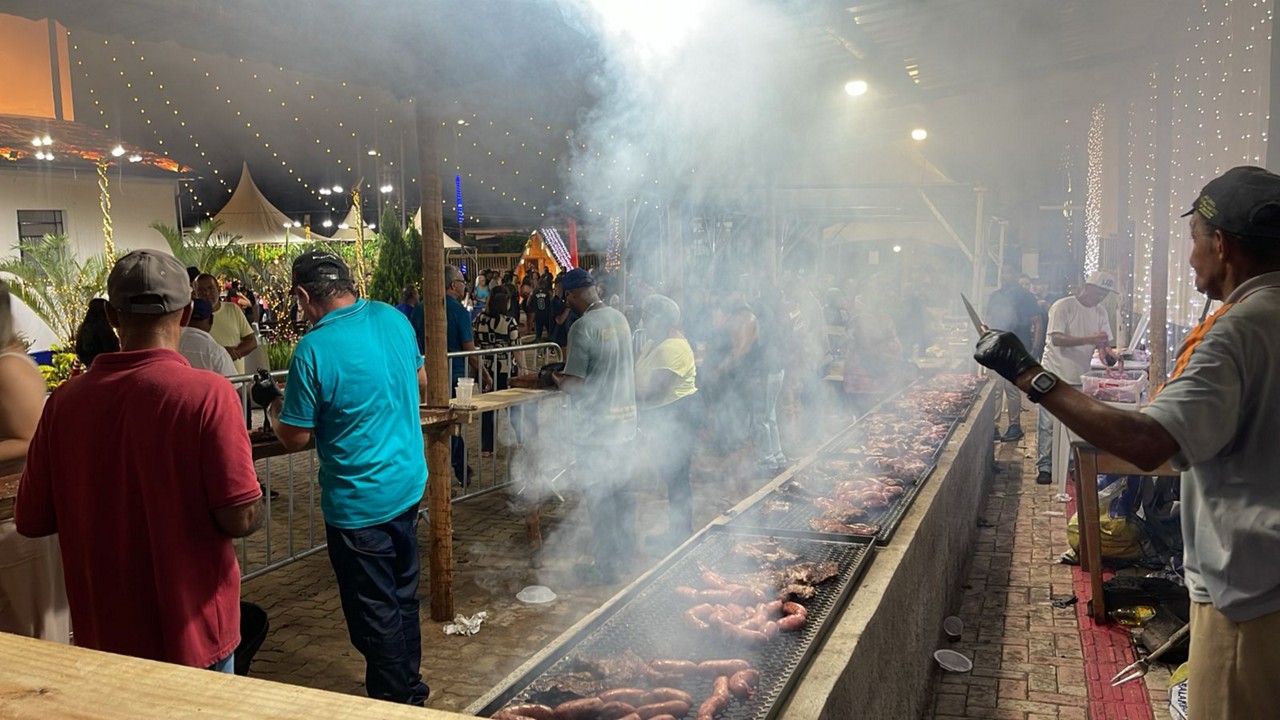Com churrasco de graça e chopp, Carmésia, no interior de MG, comemorou posse de prefeito