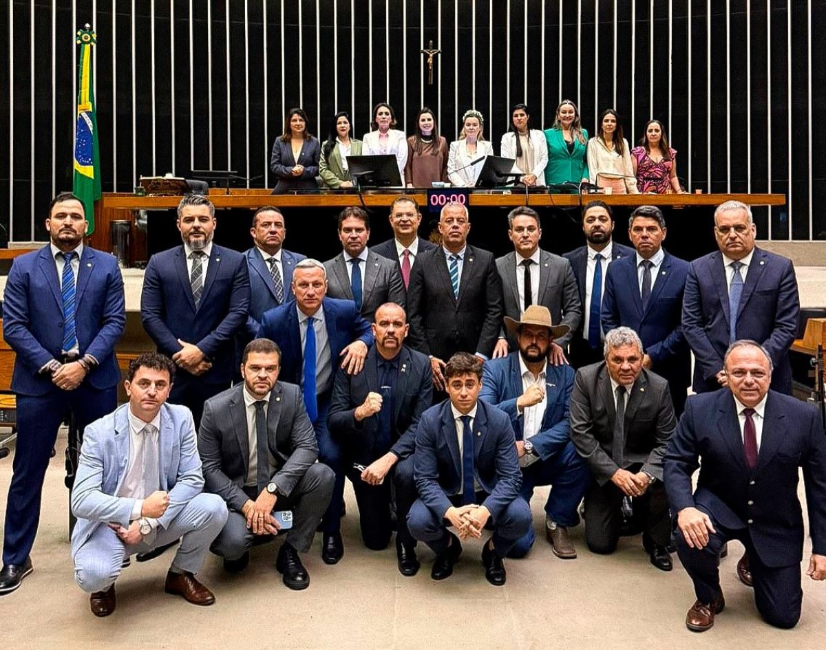 O ex-deputado federal e assessor institucional da Copasa, Charlles Evangelista, é o segundo ajoelhado da esquerda para a direita