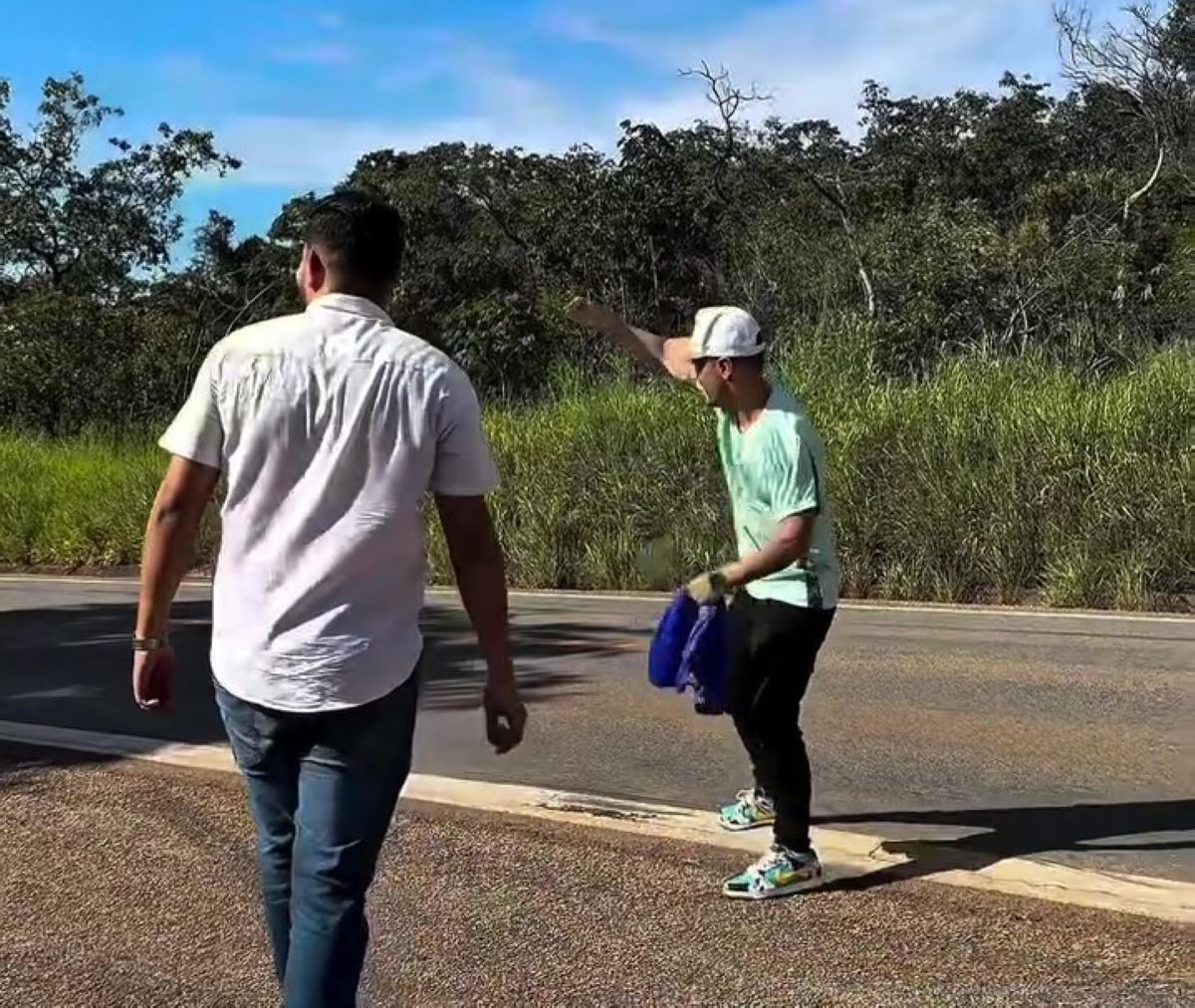 Ao lado do prefeito de Paracatu, Igor Santos, o senador Cleitinho indicava o desvio feito para os usuários da rodovia