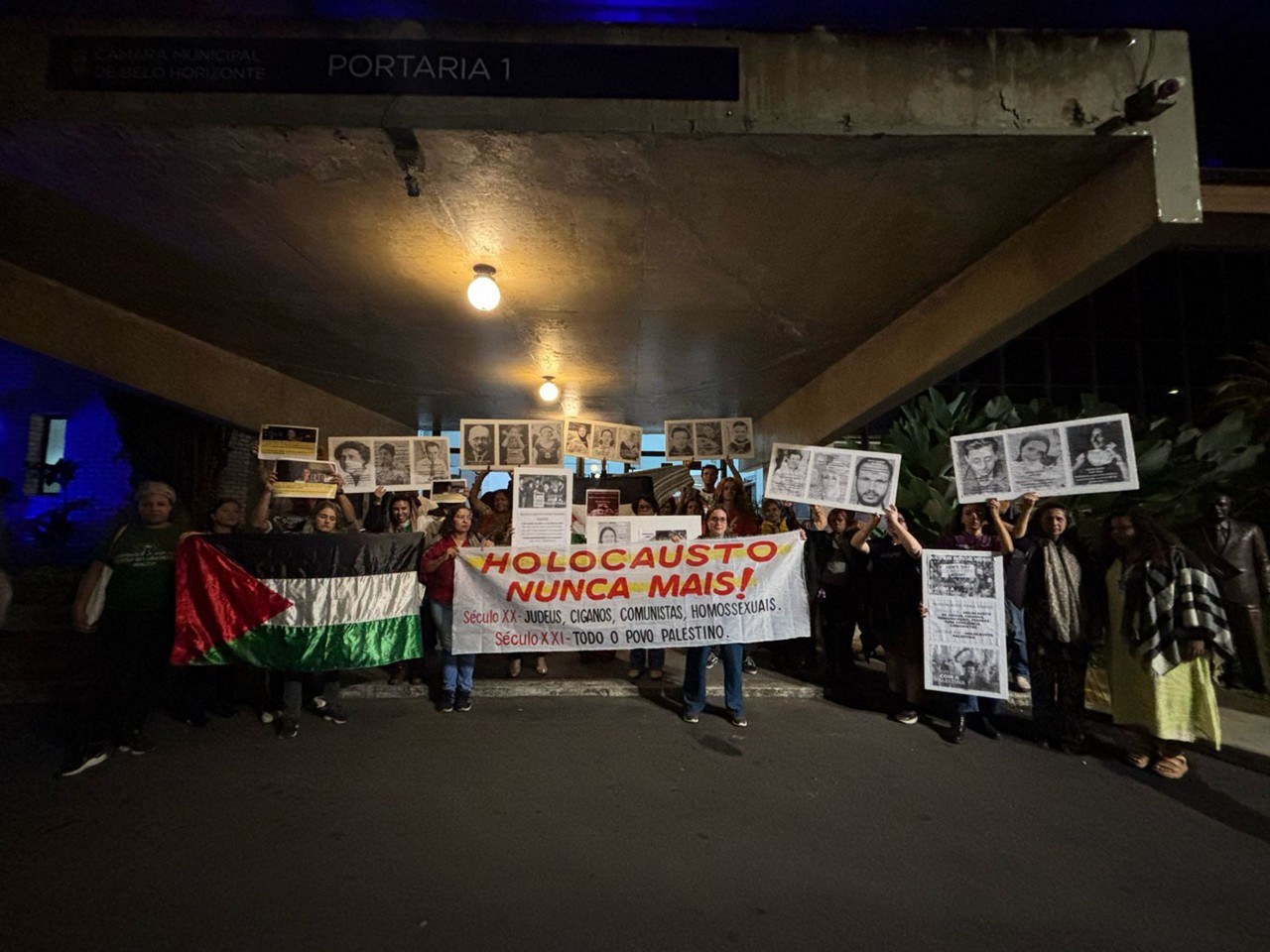 Manifestantes exibiam uma faixa com os dizeres: “Holocausto nunca mais! Século 20: judeus, ciganos, comunistas, homossexuais. Século 21: todo o povo palestino", além de fotos de vítimas judias e palestinas