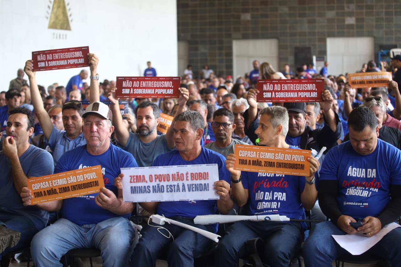 Servidores da Copasa acompanham audiência pública sobre PEC que retira obrigatoriedade de consulta popular para privatização da estatal