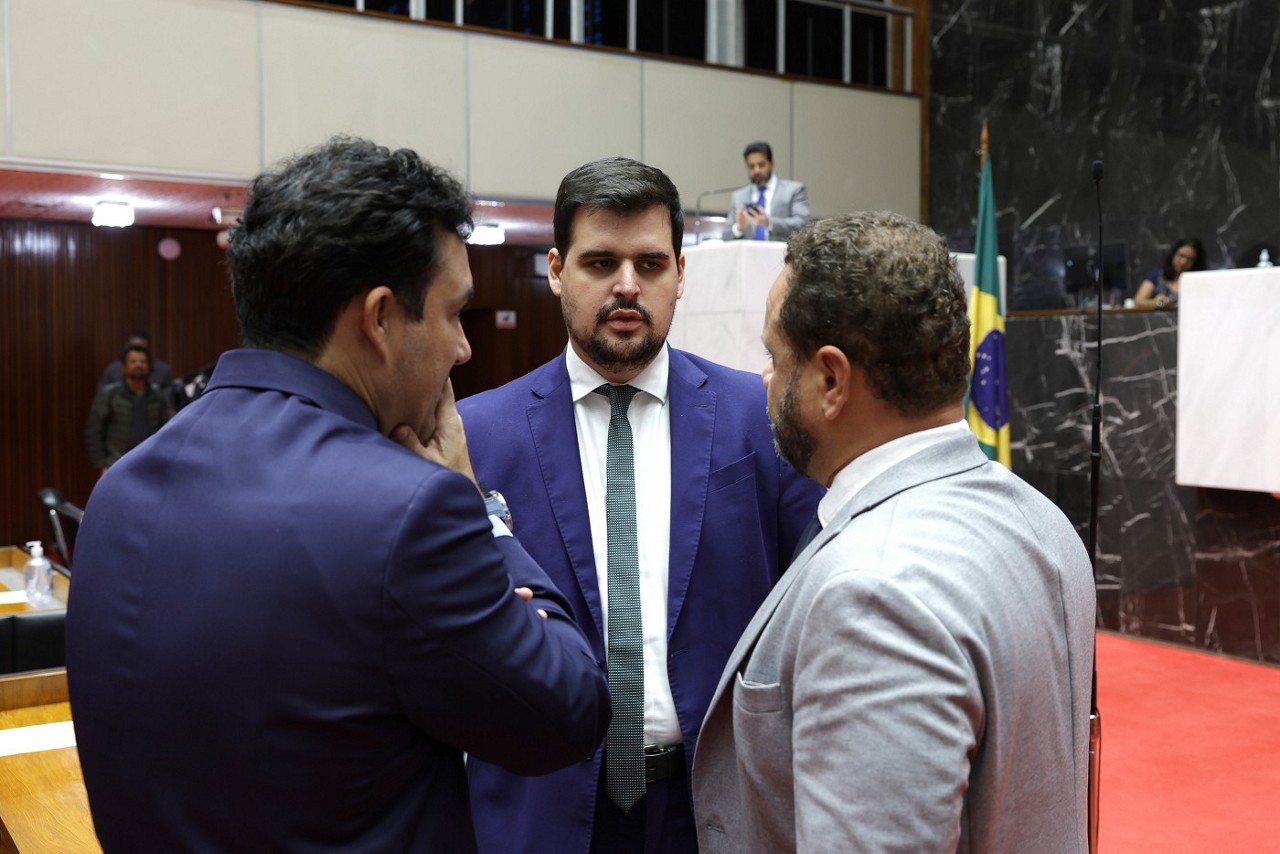 O líder da bancada do PL, Bruno Engler (PL, centro), e o líder da minoria, Cristiano Silveira (PT, à esq.), no plenário da ALMG no último dia 11 