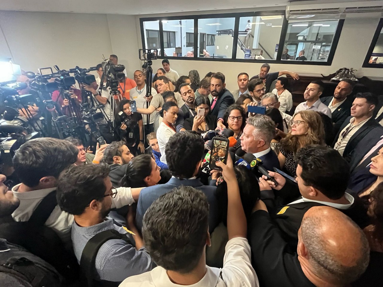Álvaro Damião durante entrevista coletiva na sua posse como prefeito