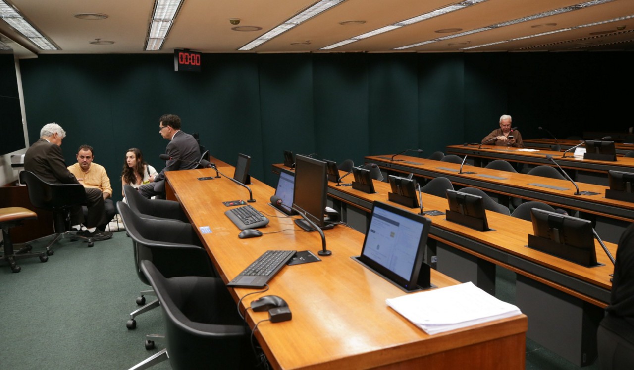 O deputado federal Glauber Braga (Psol-RJ) continua dormindo no plenário do Conselho de Etica e em greve de fome. 