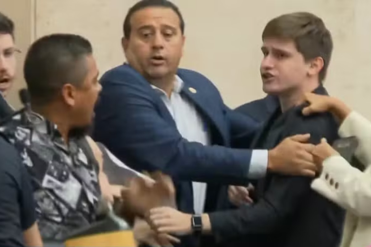 O incidente ocorreu durante debate sobre a regulamentação do serviço de moto por aplicativo e resultou em registros de ocorrência policial