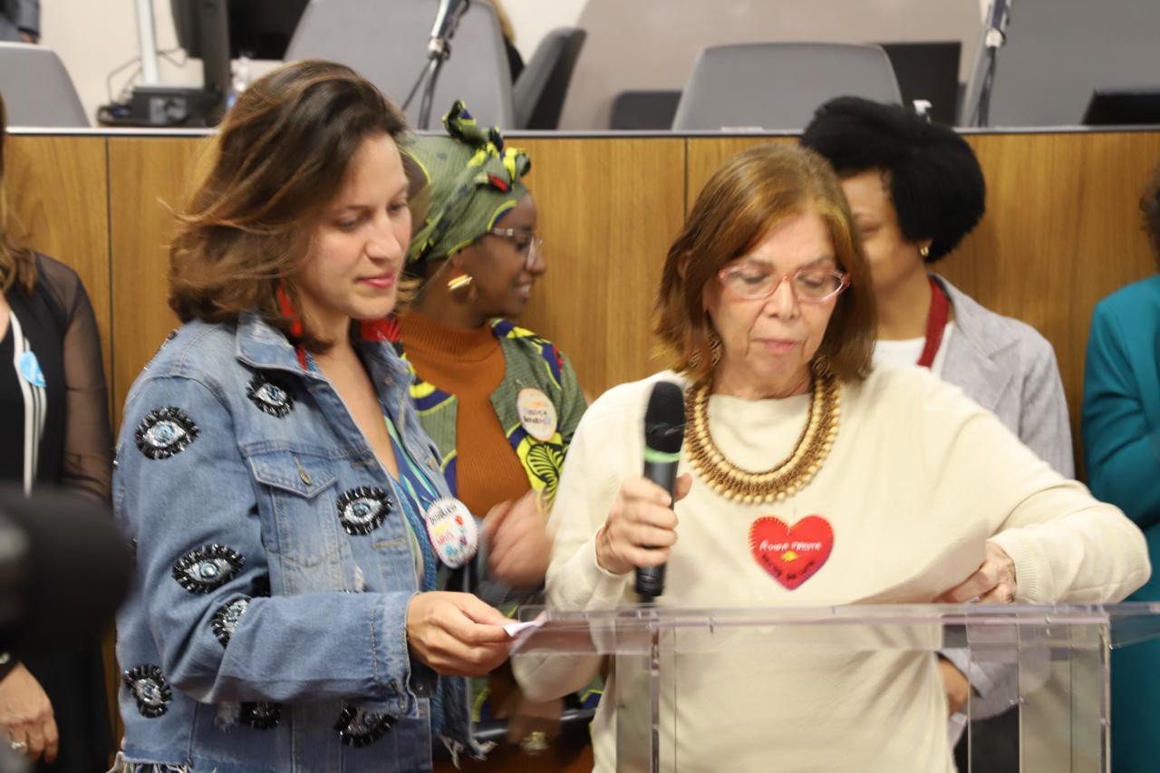 Bella Gonçalves (PSOL) e Vera Paiva distribuem certidões de óbitos às famílias de vítimas da ditadura militar