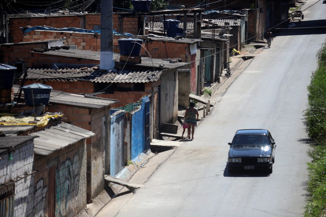 Na Vila da Luz, moradias foram construídas a centímetros da pista da BR-381. Para sair de casa, moradores disputam espaço com o fluxo intenso de veículos