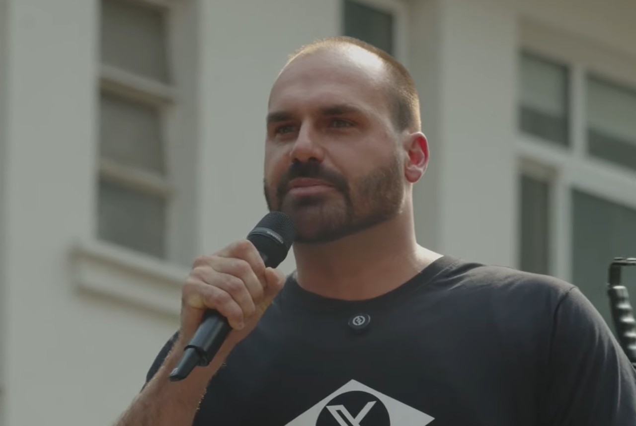 Flho do ex-presidente Jair Bolsonaro, o deputado federal Eduardo Bolsonaro (PL-SP) discurso em ato na Avenida Paulista