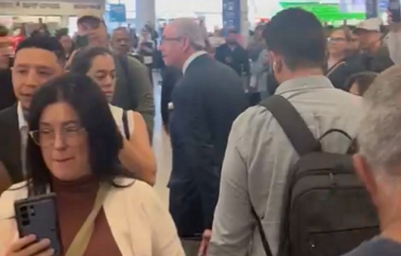 Ex-presidente da Câmara e ex-deputado Eduardo Cunha foi hostilizado ao desembarcar em BH na manhã do dia 26
