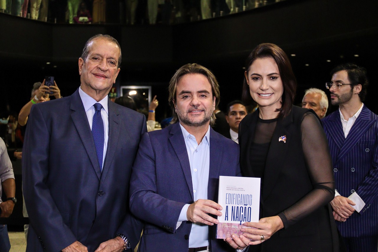 O presidente nacional do PL, Valdemar Costa Neto (à esq.), o deputado federal Eros Biondini (centro), e a ex-primeira-dama Michelle Bolsonaro durante o lançamento do livro na última sexta (6 de junho)