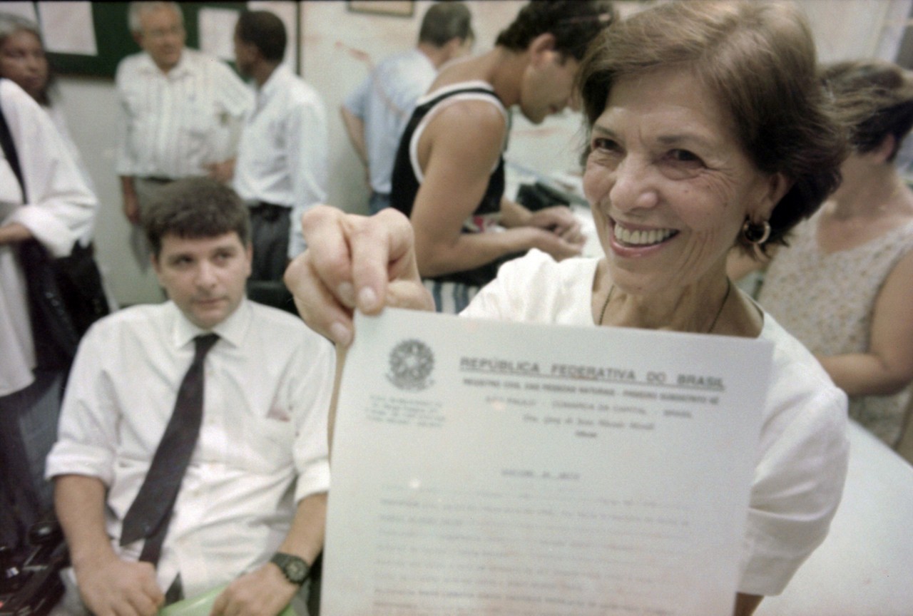 Eunice Paiva, acompanhada do filho Marcelo Rubens Paiva, recebe a certidão de óbito de Rubens Paiva, em fevereiro de 1996
