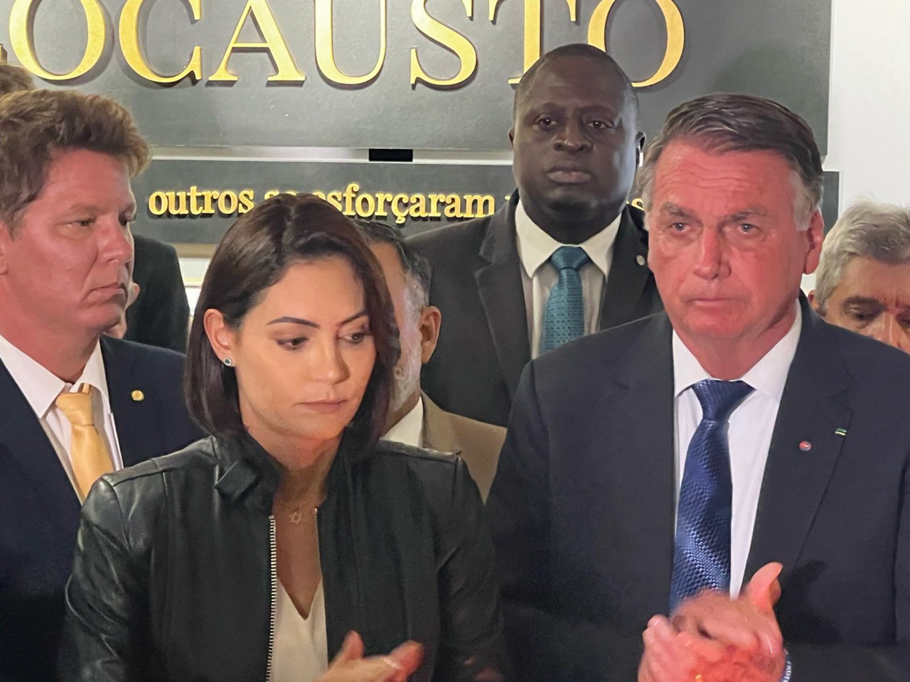 O ex-presidente Jair Bolsonaro (PL) ao lado de Michelle Bolsonaro durante evento na Câmara dos Deputados